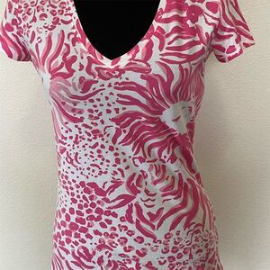 Lilly Pulitzer Women's Pink V-Neck T-Shirt M Animal Print Short Sleeve​